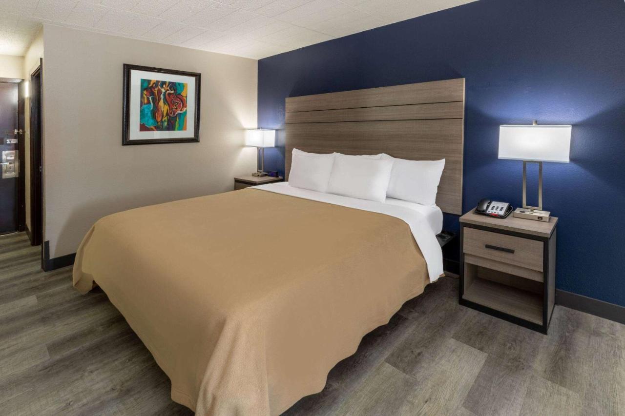 Baymont By Wyndham Laredo Hotel Exterior foto