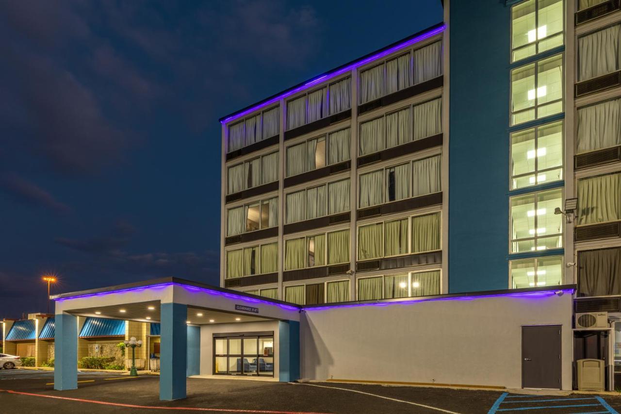 Baymont By Wyndham Laredo Hotel Exterior foto