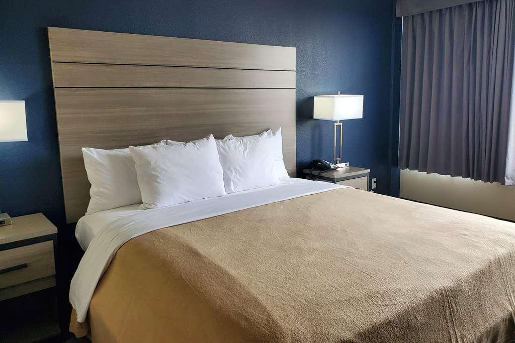 Baymont By Wyndham Laredo Hotel Quarto foto